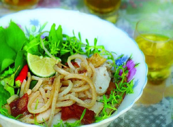 Cao Lầu được đánh giá là món nhất định phải thử khi du lịch Hội An.