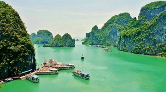 Thắng cảnh vịnh Hạ Long trót làm đắm say biết bao nhiêu du khách, thật không lạ khi nơi đây có những bến đậu thuyền và du thuyền vô cùng đẹp mắt. Thắng cảnh vịnh Hạ Long trót làm đắm say biết bao nhiêu du khách, thật không lạ khi nơi đây có những bến đậu thuyền và du thuyền vô cùng đẹp mắt.