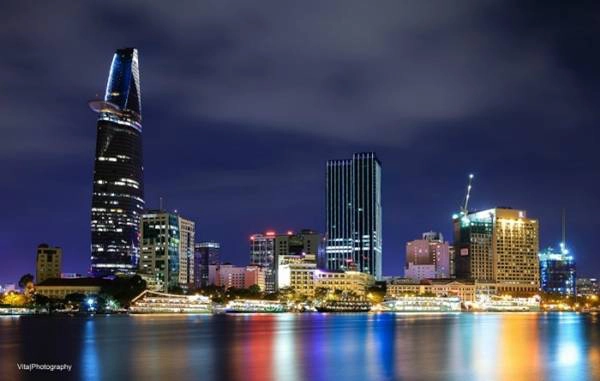 Nằm ở vị trí trung tâm và đẹp đẽ đến say đắm lòng người khi một bên là sông Sài Gòn chảy như ru, một bên là đường sá nhộn nhịp cùng những tòa nhà cao tầng cao ngất ngưỡng vô cùng hiện đại. Nằm ở vị trí trung tâm và đẹp đẽ đến say đắm lòng người khi một bên là sông Sài Gòn chảy như ru, một bên là đường sá nhộn nhịp cùng những tòa nhà cao tầng cao ngất ngưỡng vô cùng hiện đại.