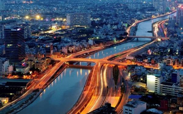 Đối diện bến cảng là những khách sạn phục vụ khách du lịch có từ lâu đời mang lối kiến trúc rất Châu Âu Đối diện bến cảng là những khách sạn phục vụ khách du lịch có từ lâu đời mang lối kiến trúc rất Châu Âu