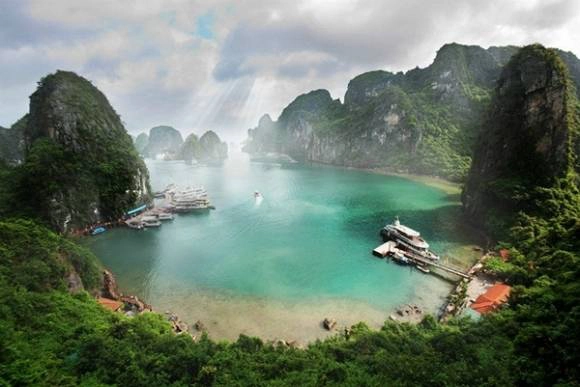 Với dòng nước xanh thẳm, bốn bề là núi non trùng điệp đẹp tựa tranh. Với dòng nước xanh thẳm, bốn bề là núi non trùng điệp đẹp tựa tranh.