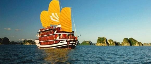 Nhìn những bến đậu du thuyền ở Hạ Long từ trên cao, cứ ngỡ như cảnh sắc từ ngàn năm trước đang được những con người từ tương lai ghé về thăm. Nhìn những bến đậu du thuyền ở Hạ Long từ trên cao, cứ ngỡ như cảnh sắc từ ngàn năm trước đang được những con người từ tương lai ghé về thăm.