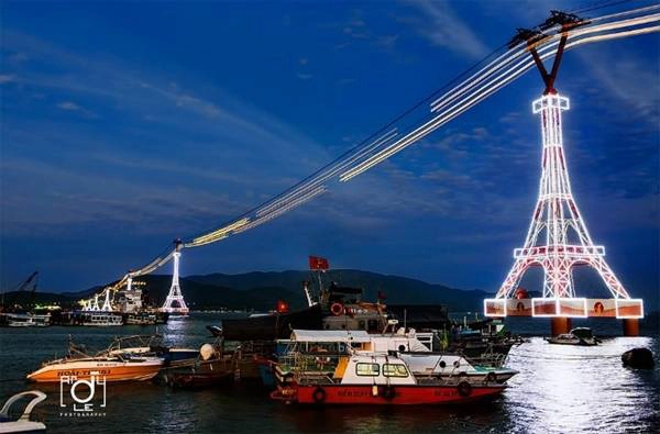 Cảng Nha Trang có nét đẹp giữa hiện đại và thuần khiết tự nhiên, khung cảnh vô cùng lãng mạn và xanh tươi khiến nhiều du khách vô cùng thích thú khi đến đây thưởng lãm. Tất nhiên, họ cũng chẳng thể nào quên được chụp vài tấm làm kỷ niệm với cảng biển xinh đẹp này. Cảng Nha Trang có nét đẹp giữa hiện đại và thuần khiết tự nhiên, khung cảnh vô cùng lãng mạn và xanh tươi khiến nhiều du khách vô cùng thích thú khi đến đây thưởng lãm. Tất nhiên, họ cũng chẳng thể nào quên được chụp vài tấm làm kỷ niệm với cảng biển xinh đẹp này.