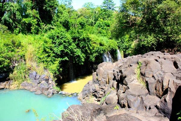 2 sắc màu nước trên cùng một dòng. Ảnh: Cỏ Biếc 2 sắc màu nước trên cùng một dòng. Ảnh: Cỏ Biếc