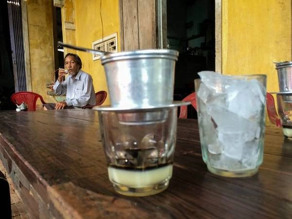 Sài Gòn cà phê sữa đá...