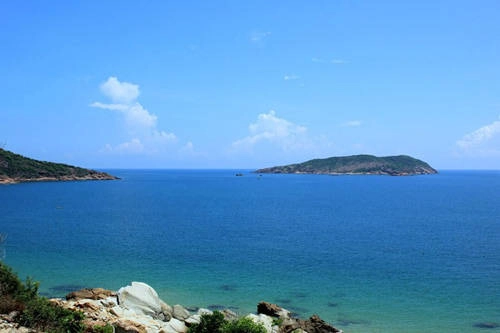 Trải dài từ phía nam bán đảo Phương Mai đến khu vực Gềnh Ráng, vinh Quy Nhớn chiếm vị trí quan trọng về kinh tế biển của thành phố Quy Nhơn. Vịnh có rất nhiều bãi biển đẹp như bãi tắm Hoàng Hậu, bãi Tiên Sa… Trải dài từ phía nam bán đảo Phương Mai đến khu vực Gềnh Ráng, vinh Quy Nhớn chiếm vị trí quan trọng về kinh tế biển của thành phố Quy Nhơn. Vịnh có rất nhiều bãi biển đẹp như bãi tắm Hoàng Hậu, bãi Tiên Sa…