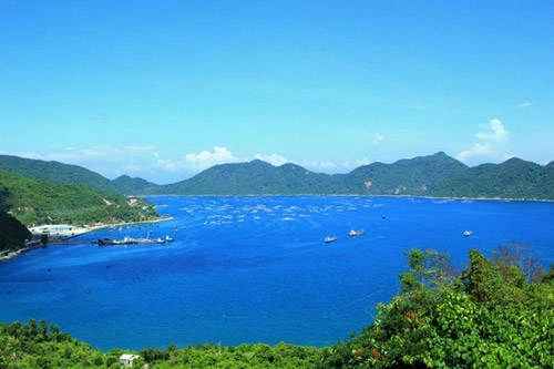 Là một vịnh nhỏ nhưng rất xinh đẹp, nằm giữa ranh giới tự nhiên của tỉnh Phú Yên và Khánh Hòa với nhiều bãi biển đẹp như bãi Chùa, bãi Lau… Nơi đây còn là di tích đường Hồ Chí Minh trên biển tiếp nhận những đoàn tàu không số lịch sử. Vũng Rô được công nhận là di tích lịch sử cấp quốc gia. Là một vịnh nhỏ nhưng rất xinh đẹp, nằm giữa ranh giới tự nhiên của tỉnh Phú Yên và Khánh Hòa với nhiều bãi biển đẹp như bãi Chùa, bãi Lau… Nơi đây còn là di tích đường Hồ Chí Minh trên biển tiếp nhận những đoàn tàu không số lịch sử. Vũng Rô được công nhận là di tích lịch sử cấp quốc gia.
