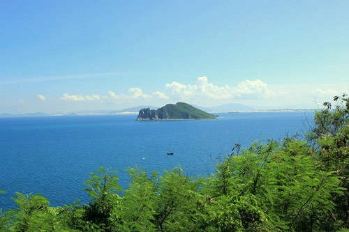 Khánh Hòa có 4 vịnh biển gồm: Vân Phong, Nha Phu, Nha Trang và Cam Ranh. Vân Phong là vinh biển lớn nhất của Khánh Hòa, đầy tiềm năng về khai thác du lịch sinh thái và kinh tế biển. Vân Phong được rất nhiều tổ chức quốc tế công nhận là vịnh biển có điều kiện trở thành một điểm đến du lịch hàng đầu châu Á và thế giới. Khánh Hòa có 4 vịnh biển gồm: Vân Phong, Nha Phu, Nha Trang và Cam Ranh. Vân Phong là vinh biển lớn nhất của Khánh Hòa, đầy tiềm năng về khai thác du lịch sinh thái và kinh tế biển. Vân Phong được rất nhiều tổ chức quốc tế công nhận là vịnh biển có điều kiện trở thành một điểm đến du lịch hàng đầu châu Á và thế giới.