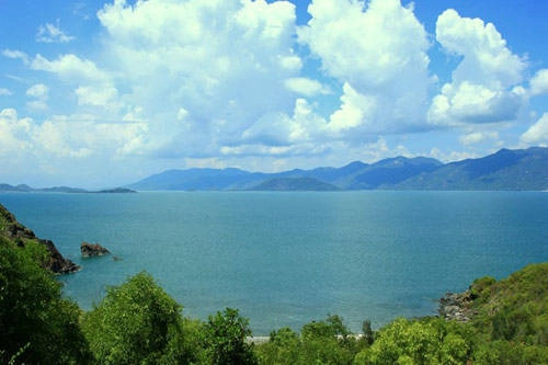 Nằm giữa 2 vịnh lớn nhất của tỉnh Khánh Hòa là Vân Phong và Nha Trang, Nha Phu cũng có nét riêng để ghi dấu vào lòng khách du lịch với bãi biển Dốc Lết, hòn Thị. Vùng sinh thái Nha Phu rất đa dạng với sông suối, núi rừng Ninh Vân, các rặng san hô ngầm. Nằm giữa 2 vịnh lớn nhất của tỉnh Khánh Hòa là Vân Phong và Nha Trang, Nha Phu cũng có nét riêng để ghi dấu vào lòng khách du lịch với bãi biển Dốc Lết, hòn Thị. Vùng sinh thái Nha Phu rất đa dạng với sông suối, núi rừng Ninh Vân, các rặng san hô ngầm.