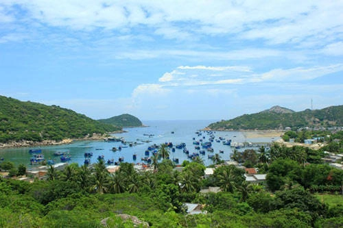 Là một vịnh rất nhỏ trong các vịnh được kể tên, kéo dài từ mũi Tây Sa tới mũi Thủ. Nhưng Vĩnh Hy được giới du lịch đặt cho một cái tên đầy kiêu hãnh “Nam Phương đệ nhất vịnh”. Cái tên ấy đã nói lên tất cả sự hoang sơ, xinh đẹp và cuốn hút của vịnh biển này. Là một vịnh rất nhỏ trong các vịnh được kể tên, kéo dài từ mũi Tây Sa tới mũi Thủ. Nhưng Vĩnh Hy được giới du lịch đặt cho một cái tên đầy kiêu hãnh “Nam Phương đệ nhất vịnh”. Cái tên ấy đã nói lên tất cả sự hoang sơ, xinh đẹp và cuốn hút của vịnh biển này.