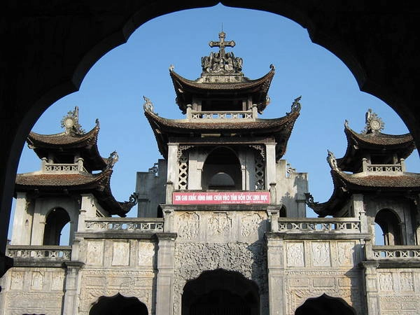 du-lich-viet-nam-qua-9-nha-tho-doc-dao-nhat-ivivu-7