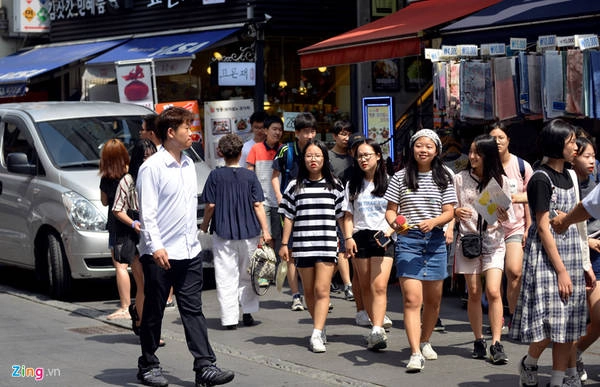 Mặc dù hiện nay, Việt Nam là một nước đang phát triển rất nhanh nhưng nhiều hình ảnh xưa cũ vẫn còn tồn tại ở các thành phố lớn. Mặc dù hiện nay, Việt Nam là một nước đang phát triển rất nhanh nhưng nhiều hình ảnh xưa cũ vẫn còn tồn tại ở các thành phố lớn.