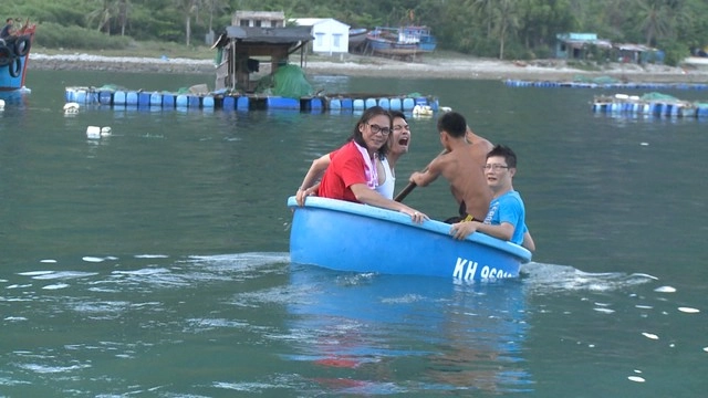 Hình ảnh các bố hoảng hốt trong lần đầu tiên ngồi thuyền thúng ở Nha Trang