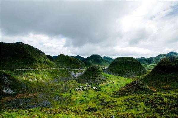 Cao nguyên đá Đồng Văn là một vùng núi đá hiểm trở và hùng vĩ với cảnh đẹp tráng lệ và ấn tượng. Cao nguyên đá Đồng Văn là một vùng núi đá hiểm trở và hùng vĩ với cảnh đẹp tráng lệ và ấn tượng.