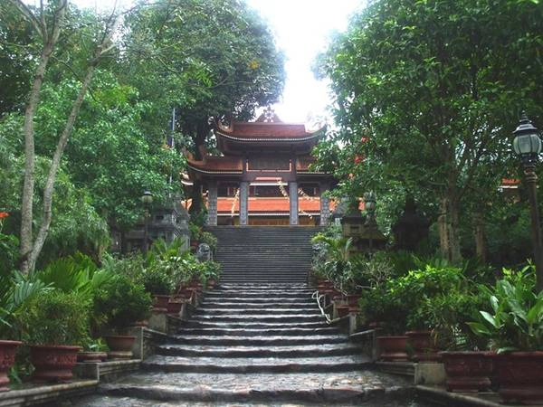 Thiền viện Trúc Lâm Yên Tử còn gọi là Chùa Lân, Long Động Tự thuộc thôn Nam Mẫu, xã Thượng Yên Công, thành phố Uông Bí, tỉnh Quảng Ninh. Đây là ngôi chùa do vua Trần Nhân Tông cho tôn tạo, xây dựng vào năm 1293. Tương truyền ngày đó, ba vị sư tổ Trúc Lâm là Trần Nhân Tông, Pháp Loa và Huyền Quang thường đến đây thuyết pháp. Ảnh: Panoramio. thienviennoitieng-ivivu-10