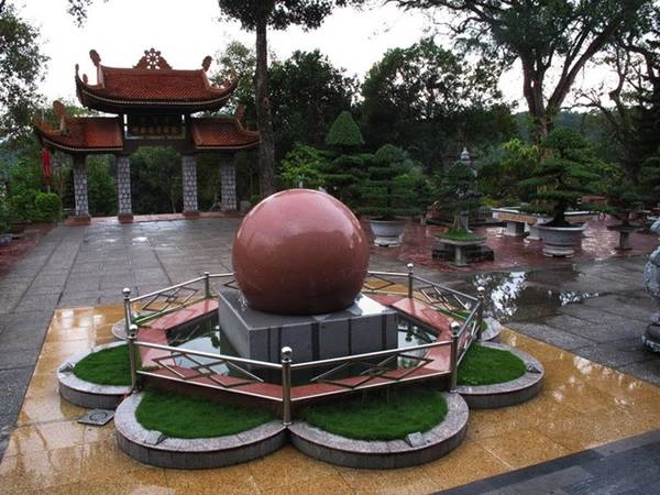 Chùa nằm trên một quả đồi có hình dáng một con lân nằm phủ phục. Hiện ngõ chùa vẫn còn lưu dấu tích xưa với ngõ dài, rộng, hai bên có nhiều tháp mộ các nhà sư. Ảnh: wikimedia. thienviennoitieng-ivivu-11