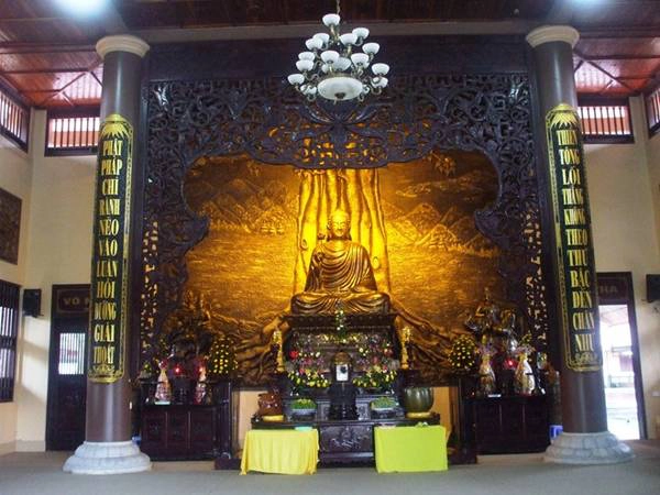 Các công trình chính của chùa gồm chính điện, nhà thờ Tổ, lầu trống, lầu chuông, nhà tăng, La Hán đường... Đặc biệt, chùa có tượng đồng Thích ca mâu ni nặng gần 4 tấn và tượng Bồ Đề Đạt Ma làm bằng gỗ dáng hương nặng khoảng 3,2 tấn. Ngoài ra, nơi đây cũng có quả cầu được trung tâm Sách kỷ lục Việt Nam xác định là quả cầu Như ý lớn nhất Việt Nam. Ảnh: Panoramio. thienviennoitieng-ivivu-12