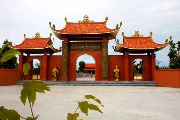Thiền viện Trúc Lâm Phương Nam nằm trong khu di tích lịch sử Lộ Vòng Cung, TP Cần Thơ. Thiền viện được công xây dựng vào ngày 16/7/2013, tổng diện tích là 38.016 m2, kinh phí khoảng 145 tỷ. Với diện tích như vậy, đây là thiền viện lớn nhất miền Nam. Ảnh: commons. thienviennoitieng-ivivu-4