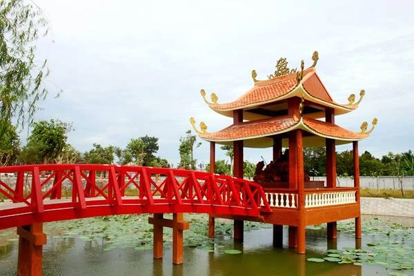 Chính điện lợp ngói tám mái theo theo phong cách nhà Trần. Tổ điện lợp ngói bốn mái theo phong cách Lý triều. Lầu trống, gác chuông lợp ngói mười hai mái... Ảnh: Commons. thienviennoitieng-ivivu-5