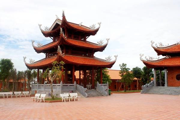 Ngoài tượng Phật Thích Ca bằng đồng, toàn bộ hệ thống tượng thờ tại đây đều bằng gỗ thủy tùng. Khuôn viên thiền viện được bày trí các gian nhà rất cân đối gồm Quan Âm điện, Di Lặc điện (Thủy tạ), chùa Một Cột, giảng đường, khách đường, trai đường, thư viện, phòng đông y Nam dược... Ảnh: Commons. thienviennoitieng-ivivu-6
