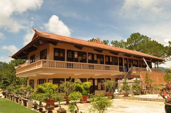 Thiền viện Trúc Lâm Đà Lạt là một công trình kiến trúc độc đáo bên cạnh hồ Tuyền Lâm. Chính điện có diện tích 192 m2. Giữa điện thờ tượng Phật Thích Ca cao khoảng 2 m, tay phải cầm cành hoa sen. Bên phải là Bồ Tát Văn Thù cưỡi sư tử. Bên trái là Bồ Tát Phổ Hiền cưỡi voi trắng 6 ngà. Phía bên phải của chính điện là lầu chuông với quả đại hồng chung nặng khoảng 1,1 tấn. Ảnh: dulichdalat. thienviennoitieng-ivivu-7