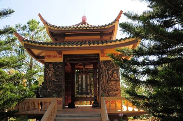 Ngoài viếng cảnh chùa, nếu thích, du khách có thể đăng ký tour khám phá vẻ đẹp hồ Tuyền Lâm với mặt nước mênh mông, tiểu đảo đầy thông hay khám phá Đà Lạt từ trên cao với hệ thống cáp treo nối đèo Robin với thiền viện. Ảnh: vietnamdicoveries. thienviennoitieng-ivivu-9