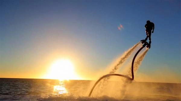 Tuy đã quen thuộc với nhiều bạn trẻ thế giới, tại Việt Nam, flyboard còn khá mới mẻ. Thế nhưng, nếu vượt qua những lóng ngóng ban đầu và nắm bắt kỹ thuật tốt, bạn sẽ rất hào hứng với cảm giác bay bổng tuyệt vời trong trò chơi này. Nha Trang là nơi đầu tiên có dịch vụ thú vị này với mức giá khoảng 1,2 triệu đồng/15 phút nhào lượn. Tuy đã quen thuộc với nhiều bạn trẻ thế giới, tại Việt Nam, flyboard còn khá mới mẻ. Thế nhưng, nếu vượt qua những lóng ngóng ban đầu và nắm bắt kỹ thuật tốt, bạn sẽ rất hào hứng với cảm giác bay bổng tuyệt vời trong trò chơi này. Nha Trang là nơi đầu tiên có dịch vụ thú vị này với mức giá khoảng 1,2 triệu đồng/15 phút nhào lượn.