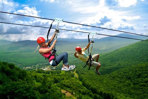 Zipline, đu dây mạo hiểm buộc người chơi phải vượt lên nỗi sợ độ cao. Trong trò chơi này, đáng sợ nhất là giây phút lao mình xuống từ đỉnh núi. Còn khi đã bay trên không trung với sợi cáp phía trên, cảm giác còn lại chỉ là phấn khích. Zipline hiện có ở Huế và KDL rừng Madagui (Lâm Đồng) với giá khoảng 500.000 đồng. Zipline, đu dây mạo hiểm buộc người chơi phải vượt lên nỗi sợ độ cao. Trong trò chơi này, đáng sợ nhất là giây phút lao mình xuống từ đỉnh núi. Còn khi đã bay trên không trung với sợi cáp phía trên, cảm giác còn lại chỉ là phấn khích. Zipline hiện có ở Huế và KDL rừng Madagui (Lâm Đồng) với giá khoảng 500.000 đồng.