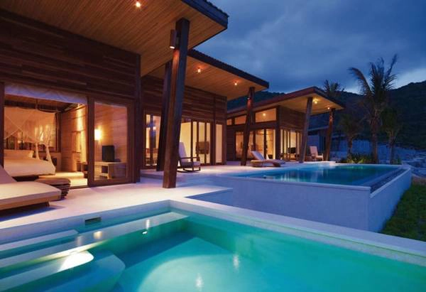 Du lịch Việt Nam - Six Senses, công trình xây dựng và thiết kế xuất sắc nhất thế giới: Năm 2010, khu nghỉ dưỡng Six Senses đã đoạt giải Công trình xây dựng và thiết kế xuất sắc nhất thế giới dành cho khách sạn dạng nhỏ tại giải thưởng International Commercial Property Awards 2010 do kênh truyền hình Bloomberg (Mỹ) tài trợ. 