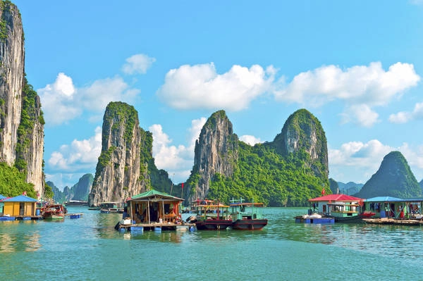 Loại hình du lịch bằng thủy phi cơ, tạo ra cơ hội cho du khách chiêm ngưỡng vẻ đẹp của Vịnh Hạ Long từ trên cao.