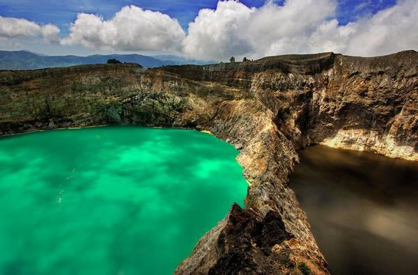 Kelimutu là hồ ba màu bí ẩn nằm trên miệng núi lửa ở Moni.