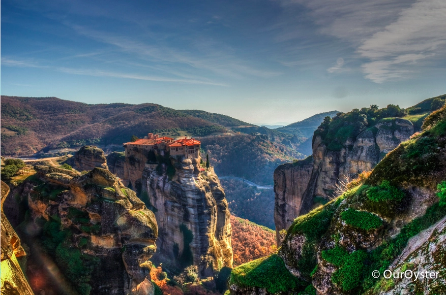 Meteora trong tiếng Hy Lạp có nghĩa “giữa trời xanh”