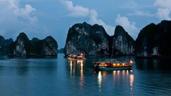 Ngủ đêm trên tàu khi du lịch, du khách sẽ có cơ hội ngắm cảnh biển về đêm đẹp lung linh.