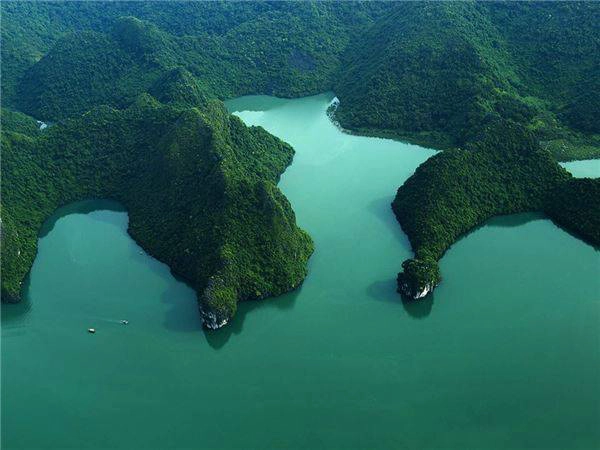 Những hình ảnh tuyệt đẹp của Vịnh Hạ Long được chụp từ Thủy phi cơ. 