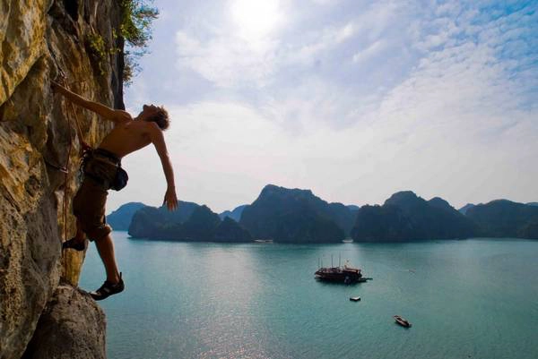 Chinh phục những vách núi kỳ vĩ của Vịnh Hạ Long sẽ là trải nghiệm khiến du khách không thể nào quên.
