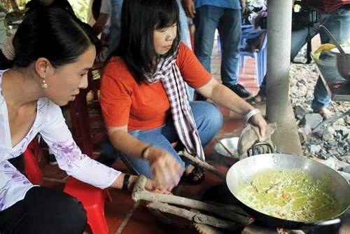 Thiếu nữ địa phương hướng dẫn du khách đổ bánh xèo. Thiếu nữ địa phương hướng dẫn du khách đổ bánh xèo.