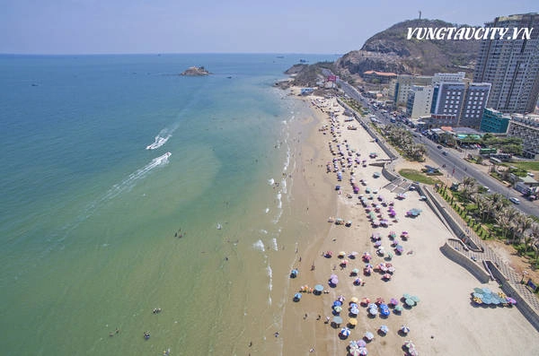 Đến Vũng Tàu những ngày này bạn sẽ bắt gặp một bờ biển rất đẹp không còn rác nữa. UBND thành phố đang quyết tâm xây dựng một thành phố du lịch biển Xanh – Sạch – Đẹp để thu hút du khách trong và ngoài nước. Ảnh:vungtaucity.vn Đến Vũng Tàu những ngày này bạn sẽ bắt gặp một bờ biển rất đẹp không còn rác nữa. UBND thành phố đang quyết tâm xây dựng một thành phố du lịch biển Xanh – Sạch – Đẹp để thu hút du khách trong và ngoài nước. Ảnh:vungtaucity.vn