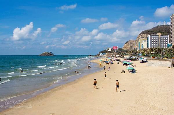 Trước đây, Bãi Sau đầy ắp những cửa hàng bán hải sản, đồ ăn ven bờ biển và người dân cũng có thể thoải mái ăn uống nhậu nhẹt trên bãi biển. Nhiều người vô ý thức xả rác trên bờ biển, khiến cho bãi tắm thơ mộng trông giống như “kho chứa rác” khổng lồ. Ảnh: FB Yêu Vũng Tàu Trước đây, Bãi Sau đầy ắp những cửa hàng bán hải sản, đồ ăn ven bờ biển và người dân cũng có thể thoải mái ăn uống nhậu nhẹt trên bãi biển. Nhiều người vô ý thức xả rác trên bờ biển, khiến cho bãi tắm thơ mộng trông giống như “kho chứa rác” khổng lồ. Ảnh: FB Yêu Vũng Tàu