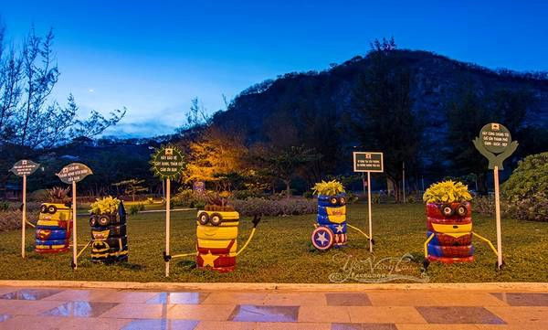 Ngoài ra, từ đầu năm nay, thành phố biển Vũng Tàu, đặc biệt là khu vực quảng trường trung tâm và ven các bãi biển, đã xuất hiện những "em" Minion màu vàng đáng yêu được làm tự những vỏ xe hơi, trang trí bắt mắt. "Đội quân Minion" đã làm rất nhiều du khách đến với Vũng Tàu vô cùng thích thú. Ảnh: FB Yêu Vũng Tàu Ngoài ra, từ đầu năm nay, thành phố biển Vũng Tàu, đặc biệt là khu vực quảng trường trung tâm và ven các bãi biển, đã xuất hiện những "em" Minion màu vàng đáng yêu được làm tự những vỏ xe hơi, trang trí bắt mắt. "Đội quân Minion" đã làm rất nhiều du khách đến với Vũng Tàu vô cùng thích thú. Ảnh: FB Yêu Vũng Tàu