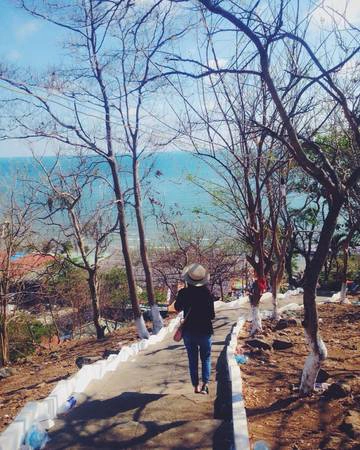 Từ TP HCM, bạn có thể chọn cung đường đi Dinh Cô bằng xe máy, xuất phát từ phà Cát Lái (Q.2, TP.HCM) sang Nhơn Trạch (Đồng Nai). Đoạn đường này sẽ dẫn ra quốc lộ 51, chạy khoảng 80km nữa là tới thị xã Bà Rịa, rẽ trái theo tỉnh lộ 44A là đến biển Dinh Cô. Ảnh: min.applechul
