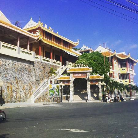 Đến với bãi tắm Dinh Cô, bạn có thể thoải mái tắm biển, tham gia nhiều hoạt động giải trí trên biển, tổ chức tembuilding hoặc ghé tham quan đền Dinh Cô - một khu đền linh thiêng nổi tiếng nằm sát bên sườn ngọn đồi nhỏ. Ảnh: helenatruong89 