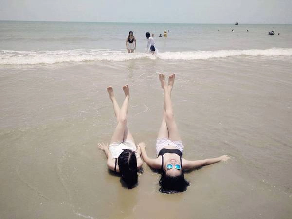 Thỏa thích vui chơi cùng bạn bè trên bờ biển xinh đẹp. Ảnh: vvk.oanh