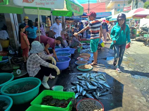 Khung cảnh lúc nào cũng tấp nập kẻ bán người mua. Ảnh: Tiểu Duy Khung cảnh lúc nào cũng tấp nập kẻ bán người mua. Ảnh: Tiểu Duy