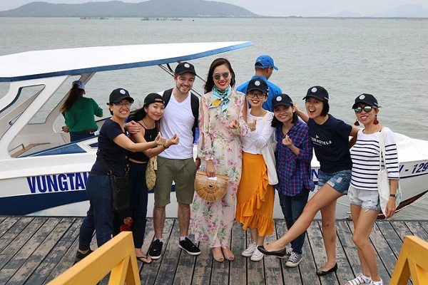 Vũng Tàu là một trong những điểm du lịch nổi tiếng nằm gần Sài Gòn nên du khách có thể đi về trong ngày hoặc nghỉ lại nhiều ngày mà vẫn không thiếu trải nghiệm để vui chơi, khám phá. Du khách có thể mua vé xe khách tại bến xe miền Đông hoặc tại một số nhà xe như: Hoa Mai, Kumho, Toàn Thắng, Thiên Phú… với giá từ 80.000 - 120.000 đồng một người.  Đối với những du khách tự lái ôtô riêng có thể chọn cung đường xuống Vũng Tàu qua đường cao tốc Long Thành - Đồng Nai, sẽ giúp rút ngắn khoảng cách xuống Vũng Tàu chỉ còn khoảng 2 - 2,5 tiếng. Tiết kiệm thời gian hơn thì du khách có thể đi tàu cao tốc tại bến Nhà Rồng chỉ mất 1,5 tiếng với giá vé khoảng 200.000 đồng. Ảnh: Pullman Vũng Tàu.