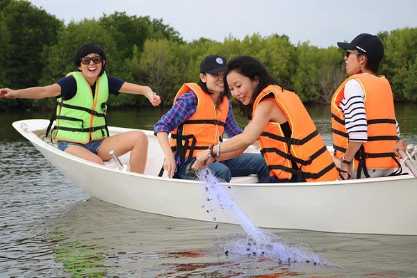 Trên Đảo Ngọc có các dịch vụ chèo thuyền kayak, câu cá, thả lưới đánh bắt cá, nghỉ dưỡng và ẩm thực. Du khách sẽ được tham gia những trò chơi để tập làm ngư dân rất thú vị. Ảnh: Pullman Vũng Tàu.