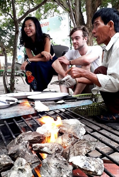 Hàu nướng là một trong những món được ưa thích và có giá mềm ở đảo Gò Găng. Du khách có thể xem gia đình chú Dũng "chúa đảo" nuôi hàu, thu hoạch và học cách tự nướng hàu ăn. Ảnh: Hương Chi.