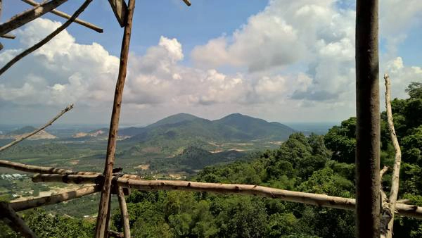 Quang cảnh nhìn từ chùa Hang Mai. Quang cảnh nhìn từ chùa Hang Mai.
