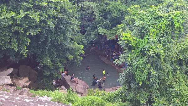 Phía hạ nguồn thì có nhiều người đến hơn vì có nhiều hàng quán ăn uống quán rất tiện lợi. Phía hạ nguồn thì có nhiều người đến hơn vì có nhiều hàng quán ăn uống quán rất tiện lợi.