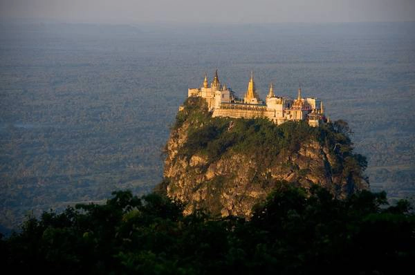 Tu viện núi lửa Mount Popa, Myanamar.