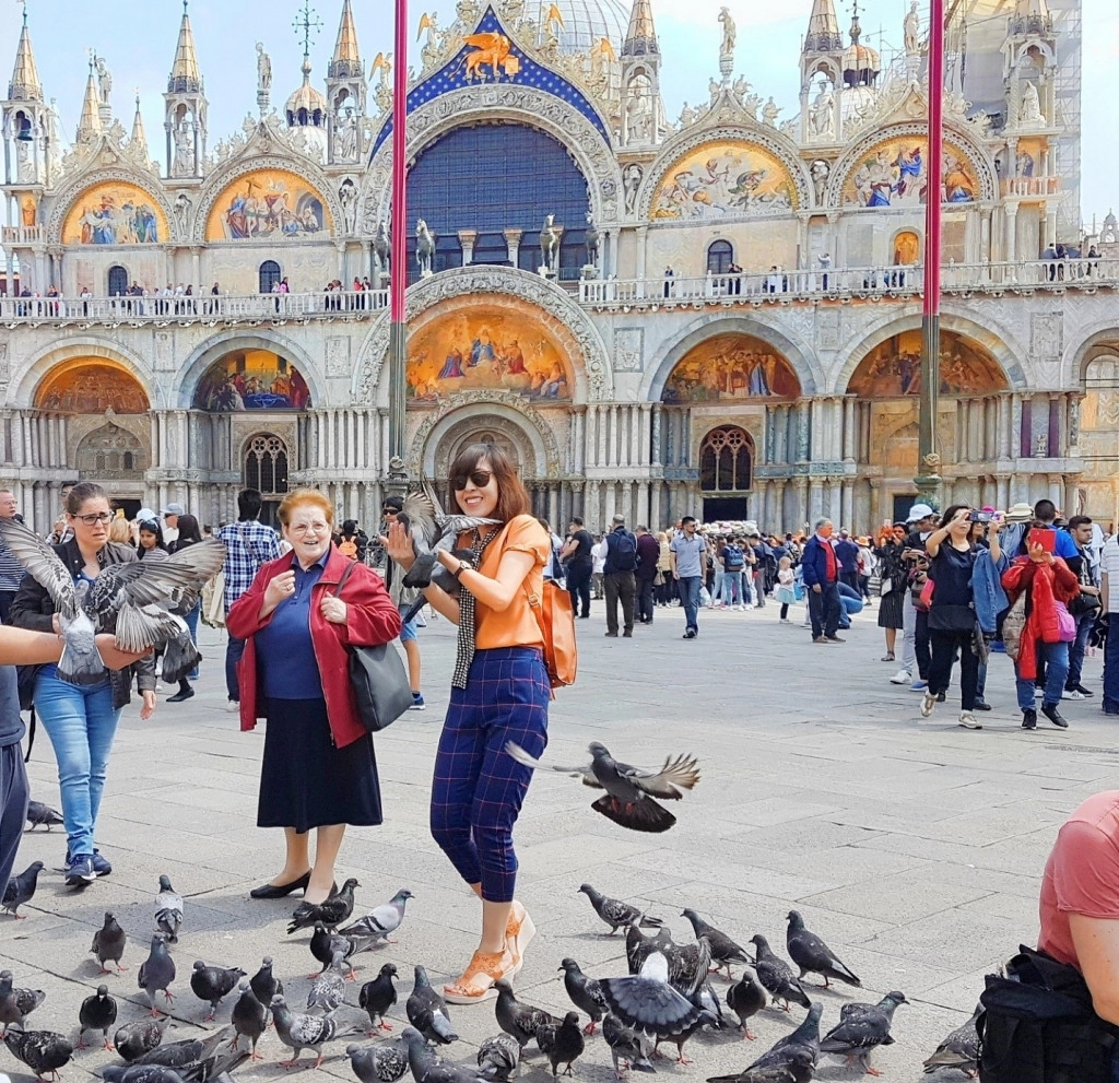 Trung tâm của quảng trường trước Vương cung Saint Mark's Basilica